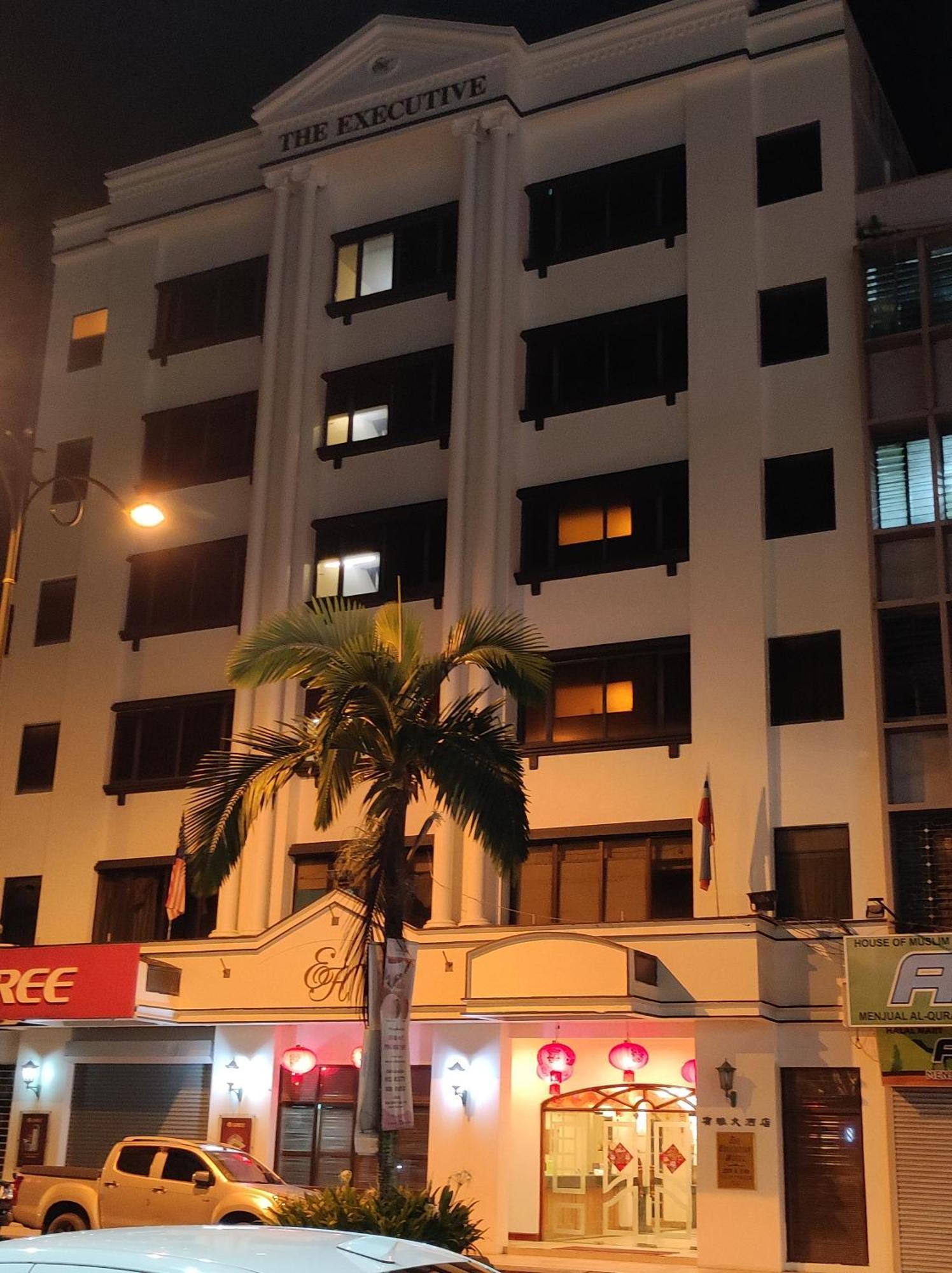 The Executive Hotel Lahad Datu Exteriör bild