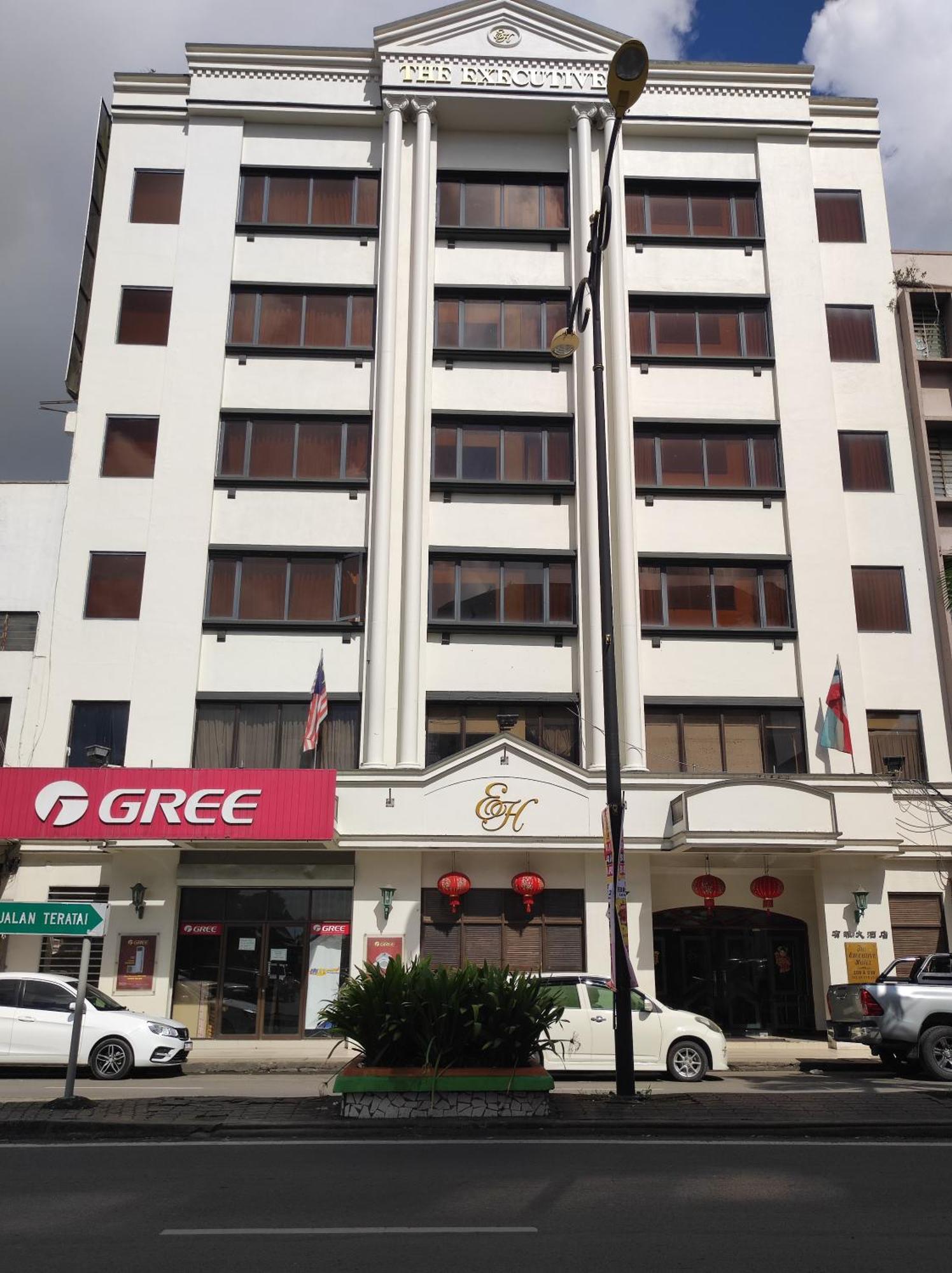 The Executive Hotel Lahad Datu Exteriör bild