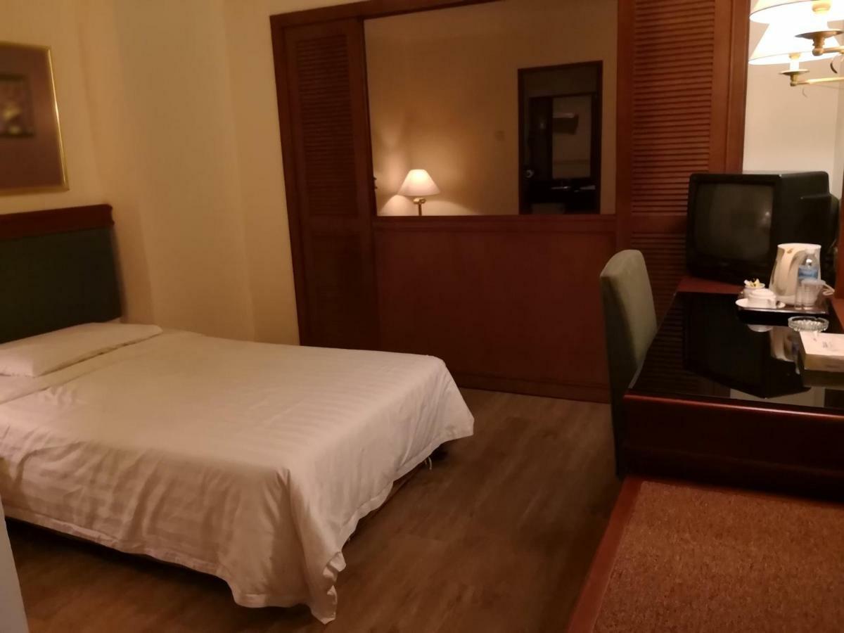 The Executive Hotel Lahad Datu Exteriör bild