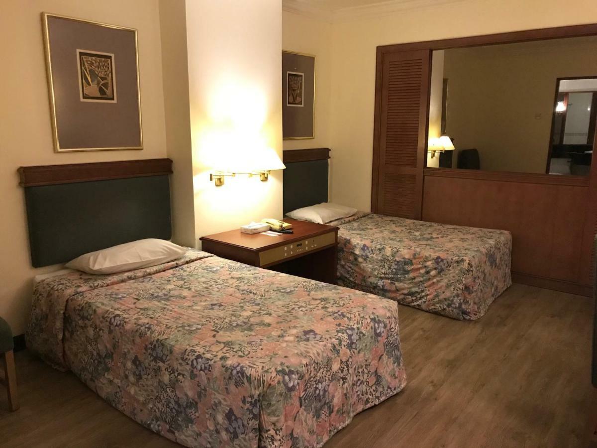 The Executive Hotel Lahad Datu Exteriör bild
