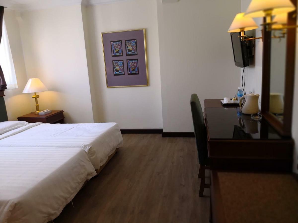 The Executive Hotel Lahad Datu Exteriör bild