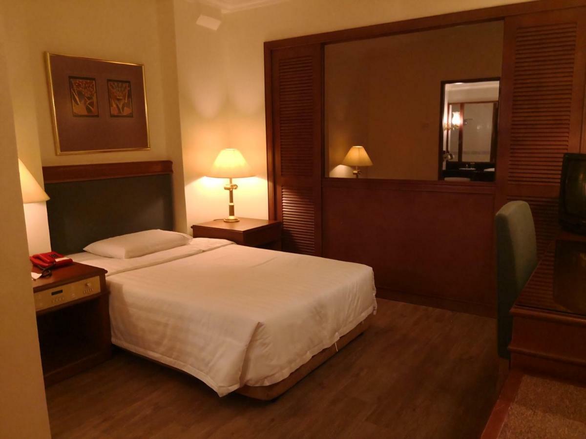 The Executive Hotel Lahad Datu Exteriör bild