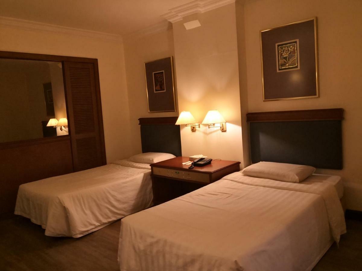 The Executive Hotel Lahad Datu Exteriör bild