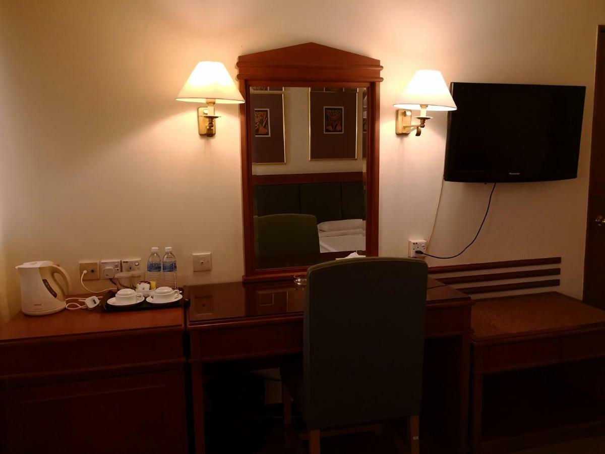 The Executive Hotel Lahad Datu Exteriör bild