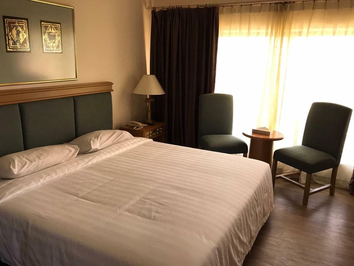 The Executive Hotel Lahad Datu Exteriör bild