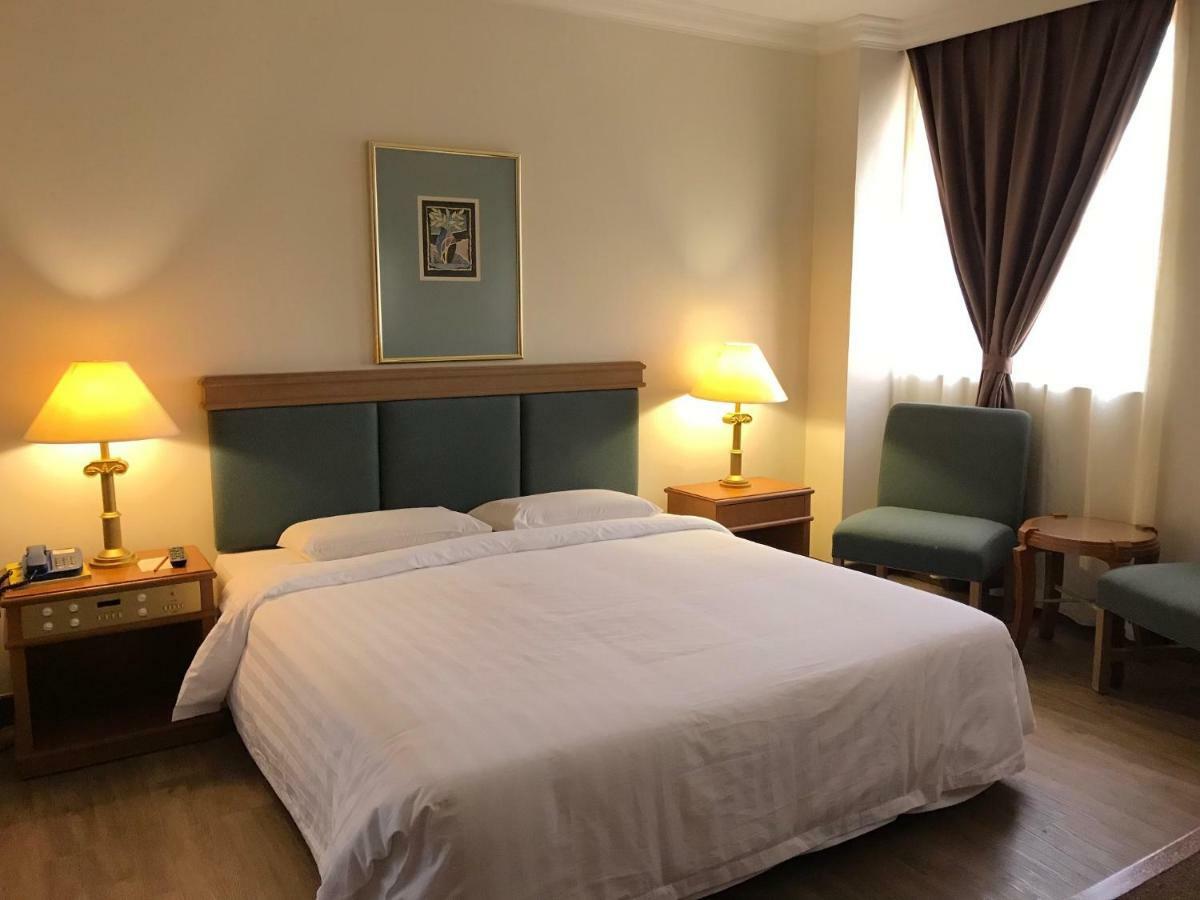 The Executive Hotel Lahad Datu Exteriör bild