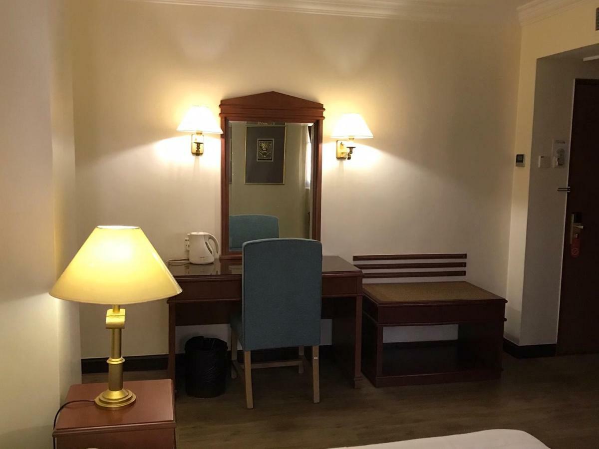 The Executive Hotel Lahad Datu Exteriör bild