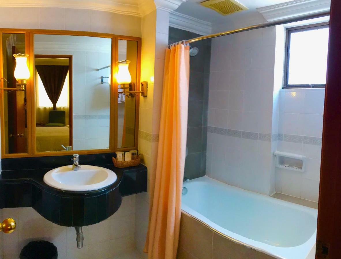 The Executive Hotel Lahad Datu Exteriör bild