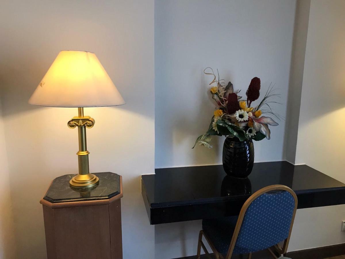 The Executive Hotel Lahad Datu Exteriör bild