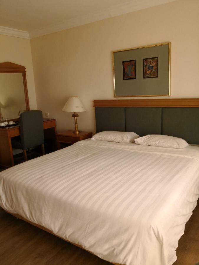 The Executive Hotel Lahad Datu Exteriör bild
